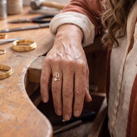 Handgemaakte Initiaal en steen ring