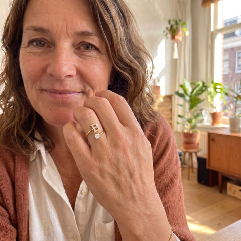 Handgemaakte Initiaal en steen ring